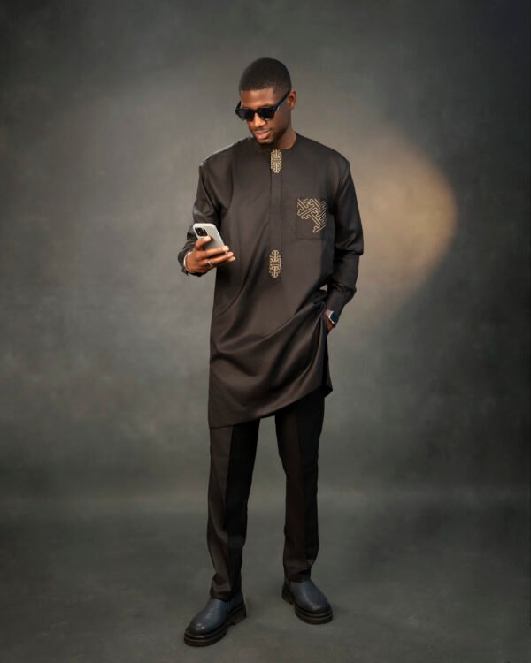 Costume Africain Homme – Noir Profond & Broderies Or – Collection Korité