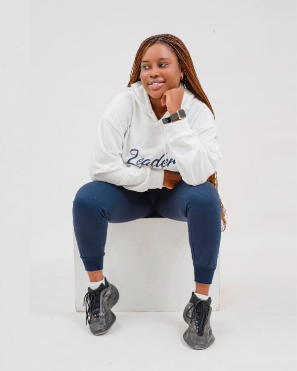 marque leader au senegal - femme portant un pull leader